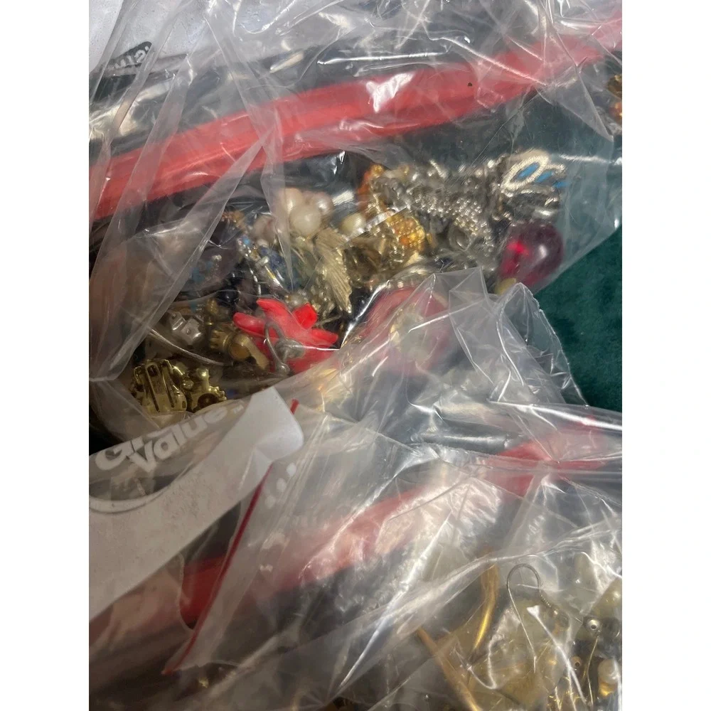Vintage Mixed Estate Jewelry Lot 6.7lbs Necklaces Earrings Pins Bracelets Bulk - Picture 6 of 8